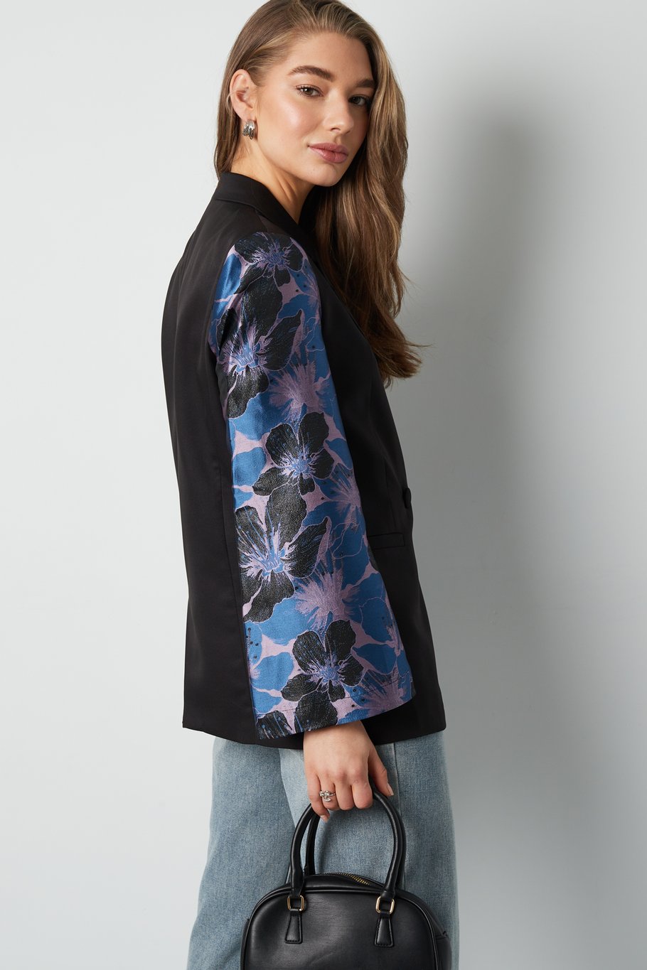 Schwarzer Blazer mit Jacquard-Ärmeln - Blau Bild5